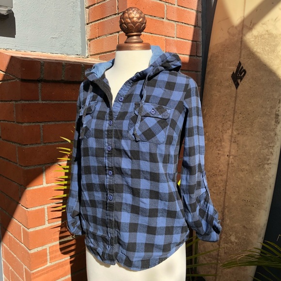 Forever 21 Tops - Forever 21 black&blue plaid shirt w/pockets